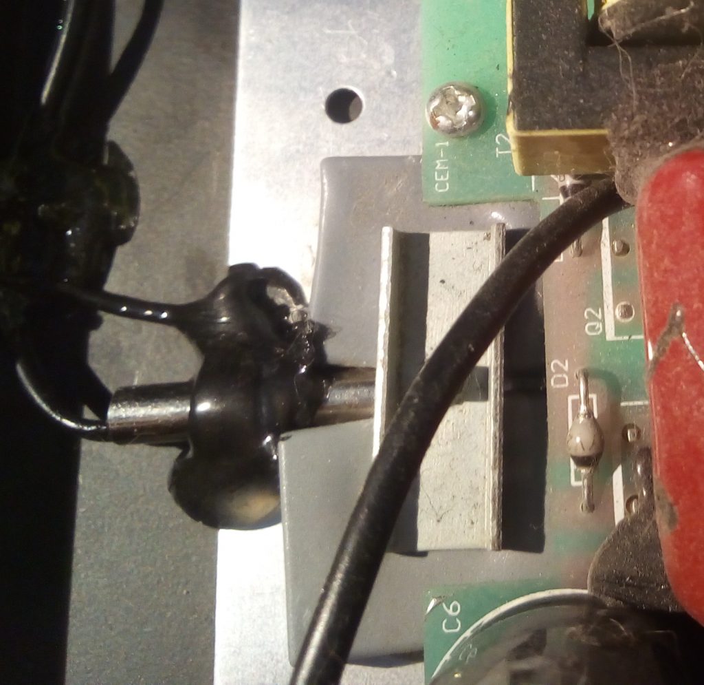 La sonde collée sur le radiateur La sonde collée sur le radiateur